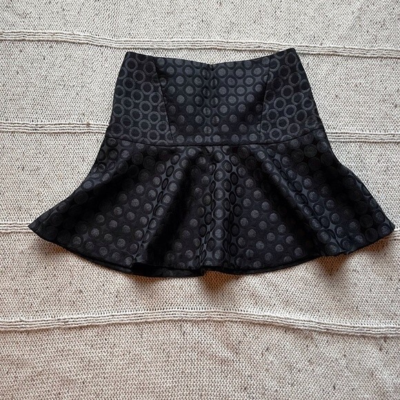 Juicy couture black polka dot pleated mini skirt with zipper closure on back - Picture 1 of 6
